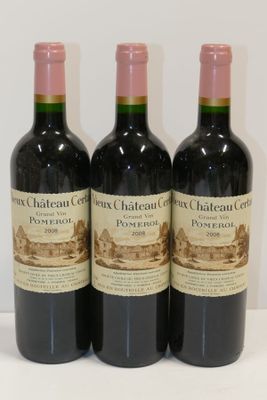 trois bouteilles de vin posées sur une table l'une à côté de l'autre