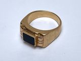 l'image d'une bague en or contenant une pierre bleue