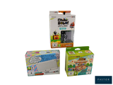 trois jeux Nintendo Wii dans une boîte, sur fond blanc
