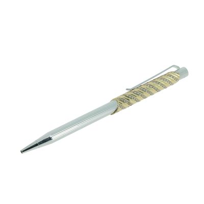Ce stylo est fabriqué à partir de papier journal et possède une pointe en métal