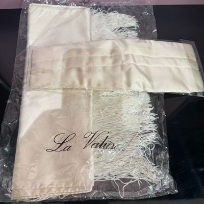 Lot de 2 articles LA VALIERE 100% soie ivoire, Echarpe et Ce…