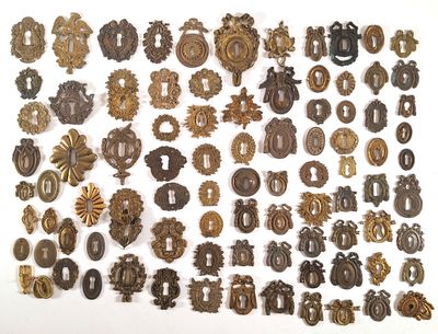 une vaste collection de boutons anciens en métal et en laiton