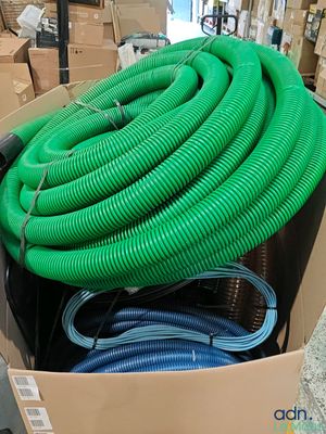 une boîte remplie de tuyaux verts et bleus