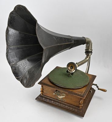 Un vieux gramophone est posé sur une caisse en bois