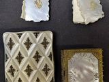 Plusieurs pièces d'argent et d'or sont exposées sur un fond noir