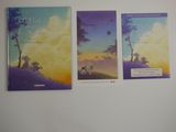 trois livres sont alignés contre un mur dans une pièce