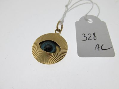 un collier en or auquel est suspendu un œil bleu