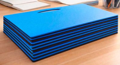 plusieurs chemises bleues empilées les unes sur les autres sur un bureau