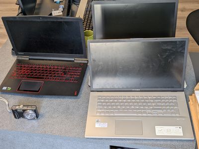deux ordinateurs portables posés sur une table