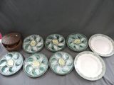 plusieurs assiettes et bols posés sur une table, à côté d'une boîte en bois