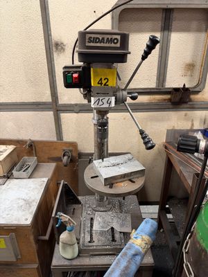 une machine posée sur une table dans une pièce