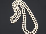 un collier de perles de culture et de diamants