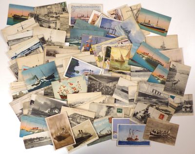 une pile de vieilles cartes postales posée sur une table