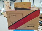 deux cartons contenant des téléviseurs empilés l'un sur l'autre