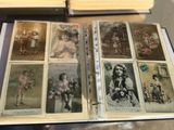 un livre avec des photos de personnes, posé sur une table