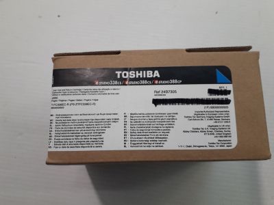 une boîte sur laquelle est apposée une étiquette portant la mention « Toshiba »