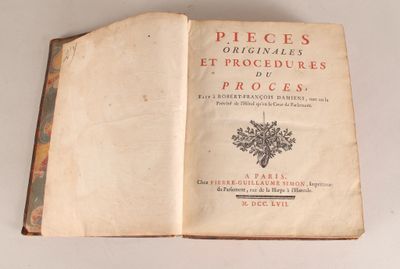 un livre ouvert posé sur une table, sur une table