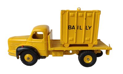un petit camion jaune avec une benne à l'arrière