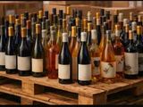 de nombreuses bouteilles de vin posées sur une palette en bois