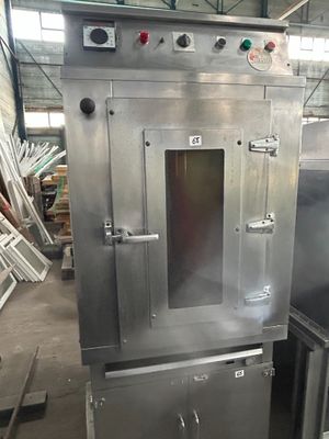 une photo d'un four industriel dans une usine