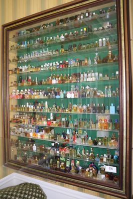 une photo d'une vitrine remplie de bouteilles d'alcool