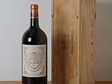 une bouteille de vin à côté d'une caisse en bois sur une table
