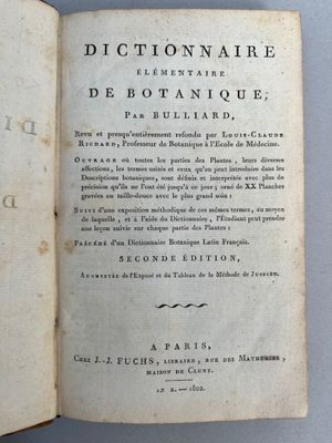 un livre ouvert avec un titre en noir et blanc
