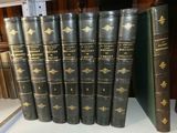 de nombreux livres qui sont rangés sur une étagère dans une bibliothèque