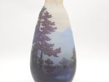 un vase orné d'une image représentant une forêt