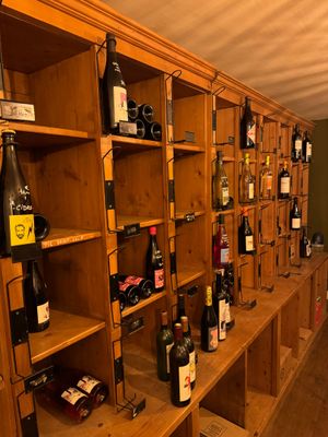 de nombreuses bouteilles de vin sur les étagères de la pièce