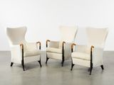 une paire de chaises blanches aux pieds noirs et au dossier rembourré blanc