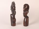 paire de personnages en bois sculpté représentant un homme et une femme