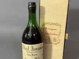 une bouteille de vin à côté d'une boîte