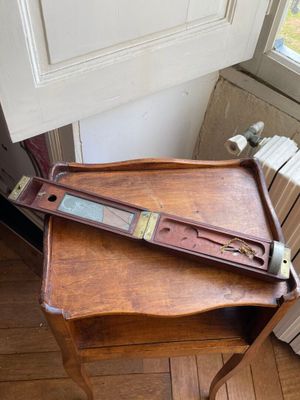 une table en bois surmontée d'une horloge
