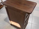 une petite table avec un plateau en bois au milieu d'une pièce