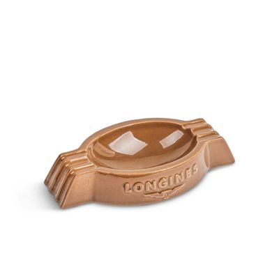 une image montrant un gros plan d'un morceau de chocolat posé sur une surface blanche