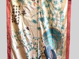 une image représentant un grand paravent de style oriental orné d'oiseaux et de fleurs