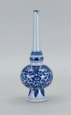 un vase bleu et blanc posé sur une table
