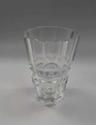 un vase en verre transparent orné d'un petit motif