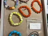 une boîte contenant divers bracelets