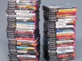 beaucoup de dvd empilés les uns sur les autres