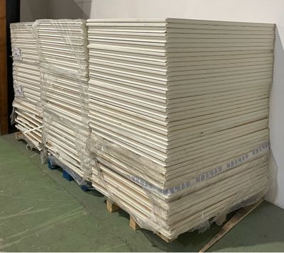 une pile de livres posée sur une palette dans un entrepôt