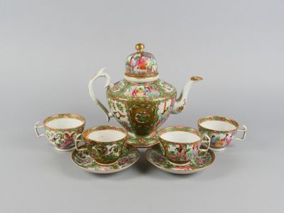 une image représentant un service à thé composé de quatre tasses et soucoupes