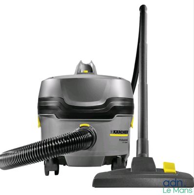 un gros plan d'un aspirateur muni d'un tuyau, sur fond blanc