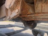 un gros plan sur un pneu de camion sur une remorque à plateau