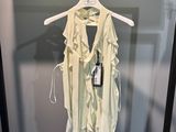 une chemise blanche suspendue à un cintre dans une vitrine
