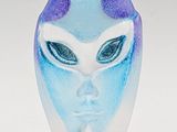 un vase bleu et blanc orné d'un visage