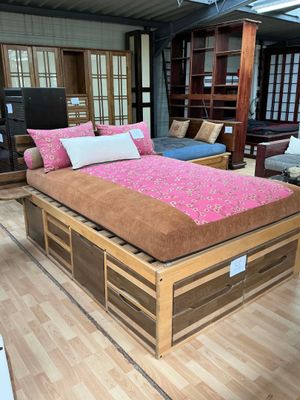 un lit recouvert d'un couvre-lit rose dans une chambre