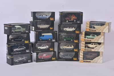 de nombreux modèles réduits de voitures dans des boîtes posées sur la table