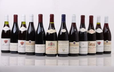 plusieurs bouteilles de vin sont alignées sur une table